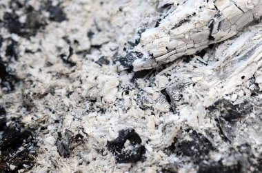 Yangın söndükten sonra kül yığını. Arka plandaki grunge dokusu.