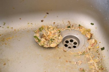 Gıda parçacıkları ile kirli tıkanma mutfak lavabo drenaj kapatın