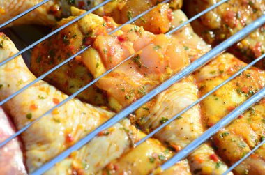 Sıcak Barbekü kömür alan ızgara üzerinde Marine tavuk bacakları