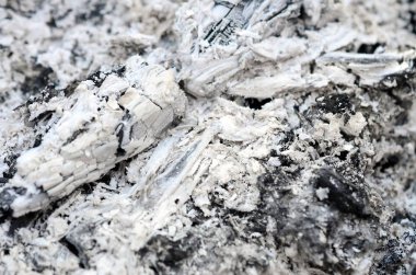 Yangın söndükten sonra kül yığını. Arka plandaki grunge dokusu.