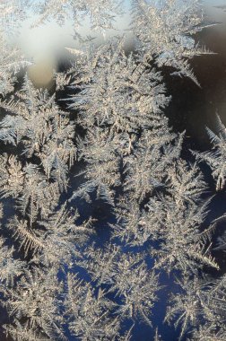 Pencere cam bölmesi üzerinde Kar taneleri don rime makro