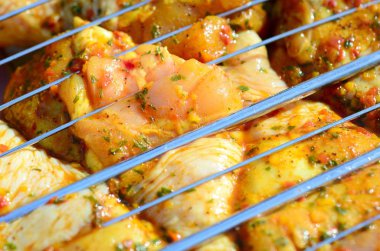 Sıcak Barbekü kömür alan ızgara üzerinde Marine tavuk bacakları