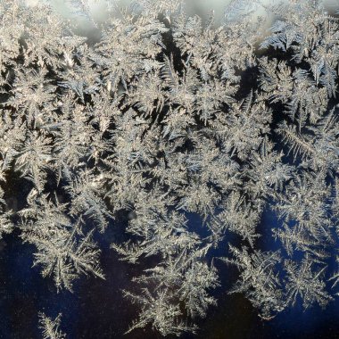 Pencere cam bölmesi üzerinde Kar taneleri don rime makro