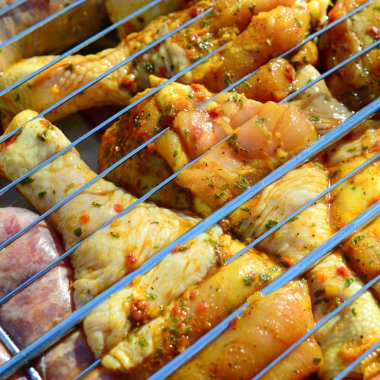 Sıcak Barbekü kömür alan ızgara üzerinde Marine tavuk bacakları