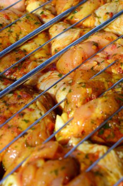 Sıcak Barbekü kömür alan ızgara üzerinde Marine tavuk bacakları