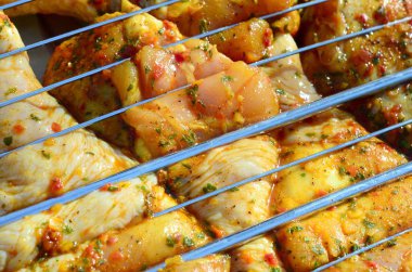 Sıcak Barbekü kömür alan ızgara üzerinde Marine tavuk bacakları