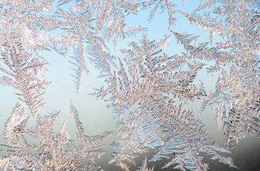 Pencere cam bölmesi üzerinde Kar taneleri don rime makro