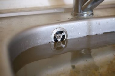 Paslanmaz çelik lavabo fiş delik su ve gıda parçacıkları dolu yakın