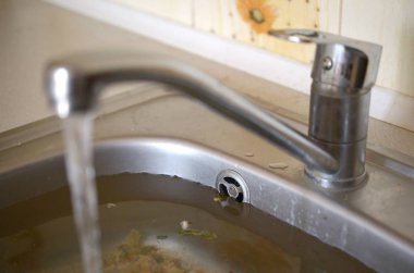 Paslanmaz çelik lavabo fiş delik su ve gıda parçacıkları dolu yakın