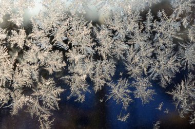 Pencere cam bölmesi üzerinde Kar taneleri don rime makro