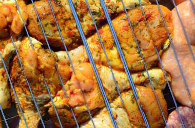 Sıcak Barbekü kömür alan ızgara üzerinde Marine tavuk bacakları