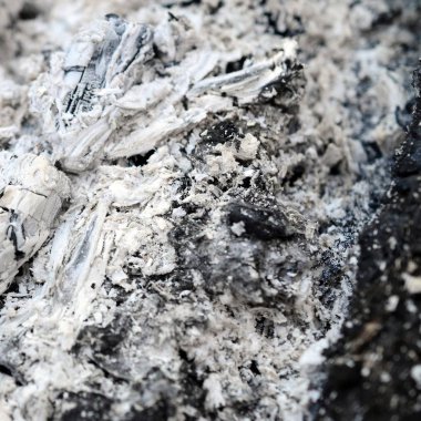 Yangın söndükten sonra kül yığını. Arka plandaki grunge dokusu.