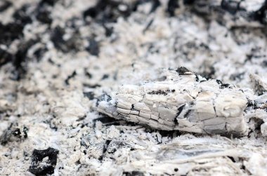 Yangın söndükten sonra kül yığını. Arka plandaki grunge dokusu.