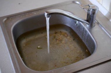 Paslanmaz çelik lavabo fiş delik su ve gıda parçacıkları dolu yakın