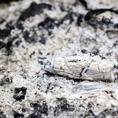 Yangın söndükten sonra kül yığını. Arka plandaki grunge dokusu.