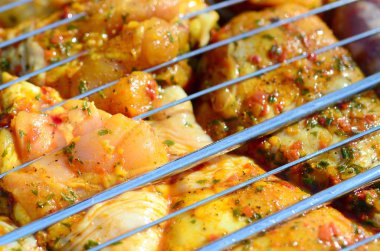 Sıcak Barbekü kömür alan ızgara üzerinde Marine tavuk bacakları