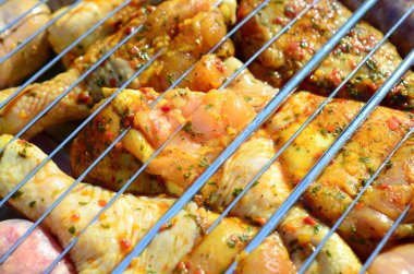 Sıcak Barbekü kömür alan ızgara üzerinde Marine tavuk bacakları