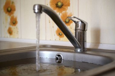 Paslanmaz çelik lavabo fiş delik su ve gıda parçacıkları dolu yakın