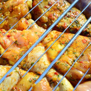 Sıcak Barbekü kömür alan ızgara üzerinde Marine tavuk bacakları