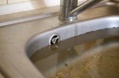 Paslanmaz çelik lavabo fiş delik su ve gıda parçacıkları dolu yakın
