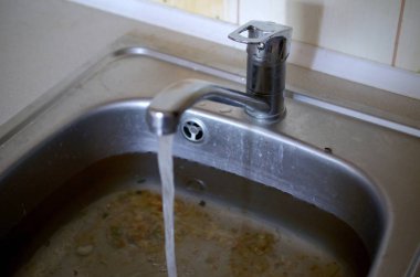 Paslanmaz çelik lavabo fiş delik su ve gıda parçacıkları dolu yakın