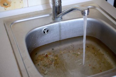 Paslanmaz çelik lavabo fiş delik su ve gıda parçacıkları dolu yakın
