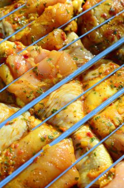 Sıcak Barbekü kömür alan ızgara üzerinde Marine tavuk bacakları