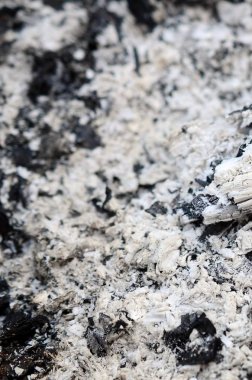 Yangın söndükten sonra kül yığını. Arka plandaki grunge dokusu.