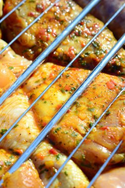 Sıcak Barbekü kömür alan ızgara üzerinde Marine tavuk bacakları