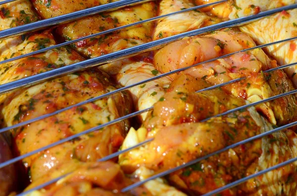 Gambe di pollo marinate sulla griglia del campo di carbone barbecue caldo — Foto Stock