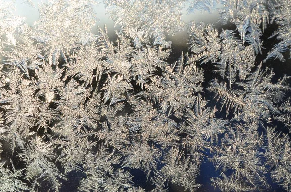 Flocos de neve geada rime macro no painel de vidro da janela — Fotografia de Stock