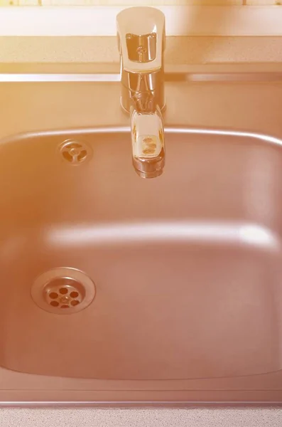 Empty clean silvery kitchen sink and water faucet close up — Stock Photo, Image