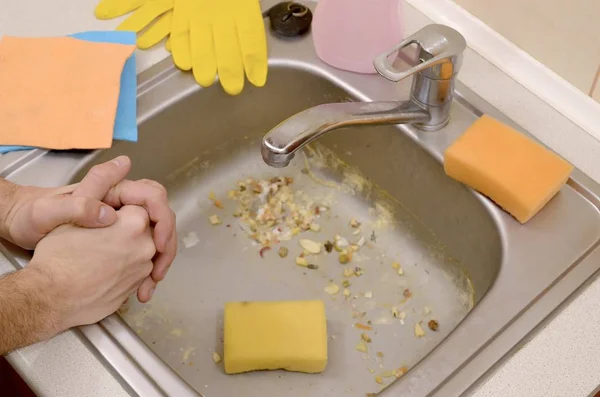 The housekeeper was faced with the problem of washing an overly dirty sink filled with food particles — Stock Photo, Image