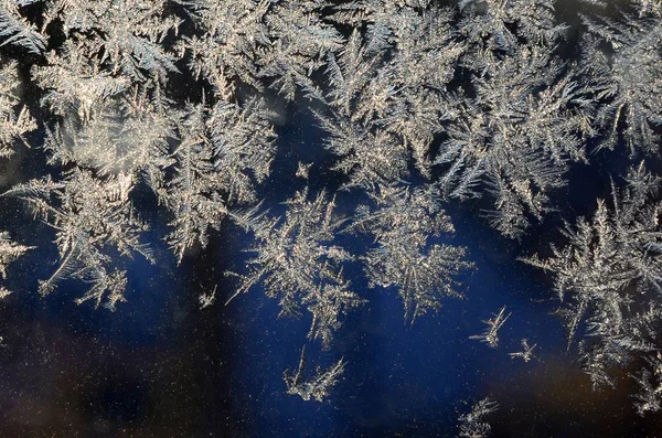 Pencere cam bölmesi üzerinde Kar taneleri don rime makro — Stok fotoğraf