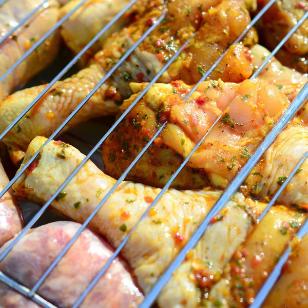 Gambe di pollo marinate sulla griglia del campo di carbone barbecue caldo — Foto Stock