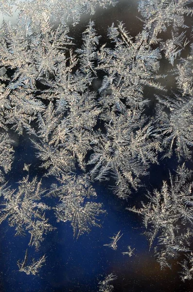 Fiocchi di neve gelo rime macro sul vetro della finestra — Foto Stock