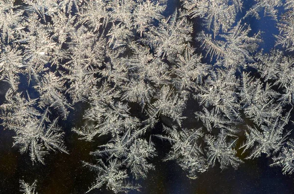 Flocons de neige givre rime macro sur vitre — Photo