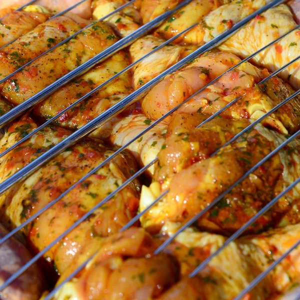 Pernas de frango marinadas na churrasqueira quente churrasqueira campo de carvão — Fotografia de Stock