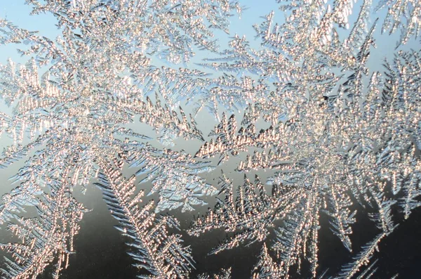 Fiocchi di neve gelo rime macro sul vetro della finestra — Foto Stock