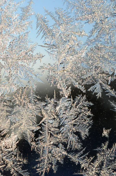 Flocos de neve geada rime macro no painel de vidro da janela — Fotografia de Stock