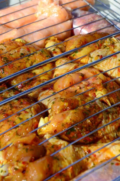 Pernas de frango marinadas na churrasqueira quente churrasqueira campo de carvão — Fotografia de Stock