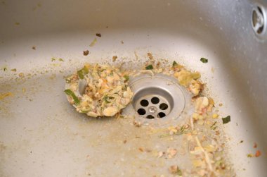 Gıda parçacıkları ile kirli tıkanma mutfak lavabo drenaj kapatın