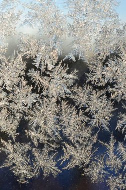 Pencere cam bölmesi üzerinde Kar taneleri don rime makro