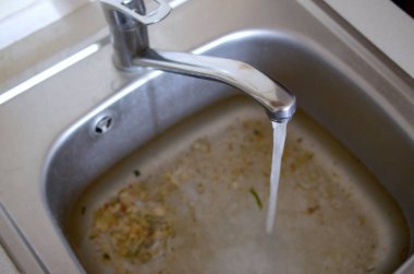 Paslanmaz çelik lavabo fiş delik su ve gıda parçacıkları dolu yakın