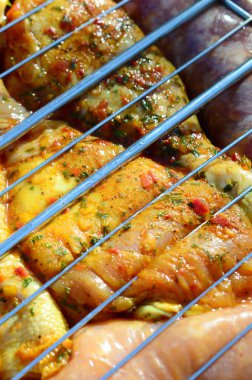 Sıcak Barbekü kömür alan ızgara üzerinde Marine tavuk bacakları