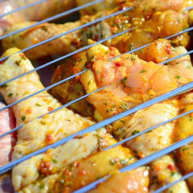 Sıcak Barbekü kömür alan ızgara üzerinde Marine tavuk bacakları