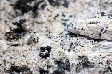 Yangın söndükten sonra kül yığını. Arka plandaki grunge dokusu.