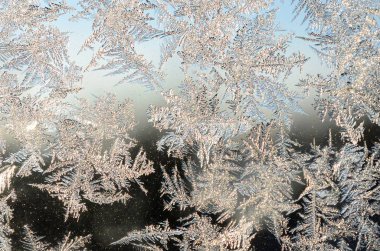 Pencere cam bölmesi üzerinde Kar taneleri don rime makro