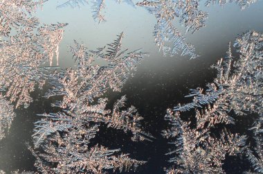 Pencere cam bölmesi üzerinde Kar taneleri don rime makro