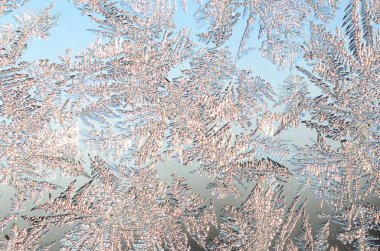 Pencere cam bölmesi üzerinde Kar taneleri don rime makro